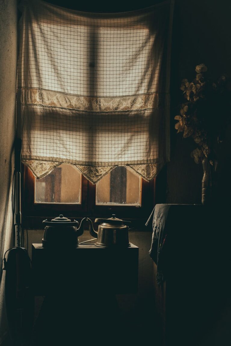 Mietfreundliche Thermo-Vorhänge 2.0: Phasenwechsel-Textilien mit Tageslichtlenkung für kühlere Sommer und wärmere Winter