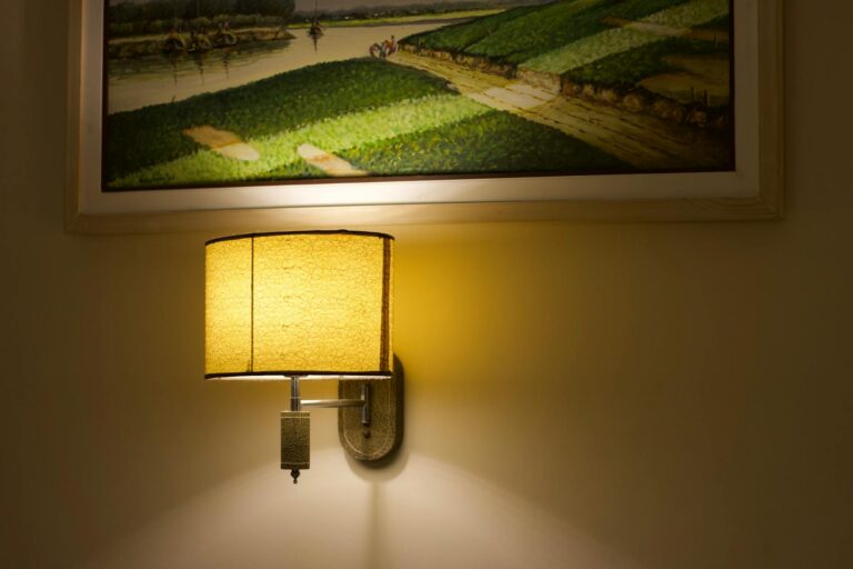 Mikroalgen‑Wandleuchten für Zuhause: Lichtquelle, Luftfilter und lebender Sensor in einem