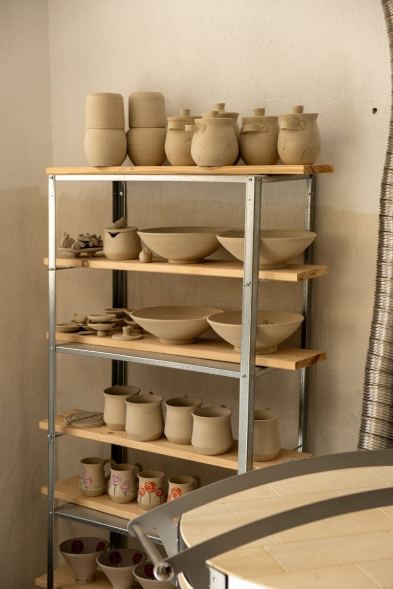 Thermoaktive Lehmregale mit PCM und CO₂-Sensorik: Möbel, die Temperatur, Feuchte und Akustik passiv steuern