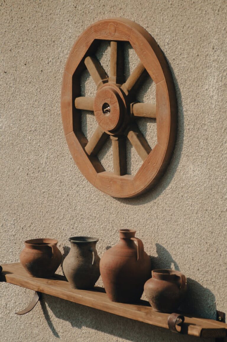 Atmende Regalwand: Lehm-Möbel mit Verdunstungskühlung kühlen Räume passiv – ohne Klimaanlage