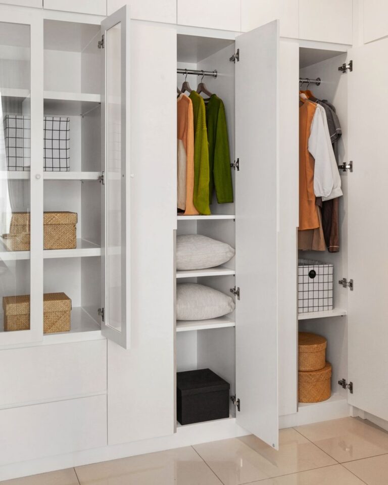 Der atmende Kleiderschrank: Myzel-Fronten, Lehmkern und Salz-PCM für geruchsfreie, trockenere Wäsche ohne Klimaanlage