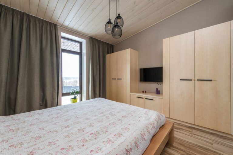 Dachschräge im Schlafzimmer nutzen: So planen Sie Stauraum Schritt für Schritt