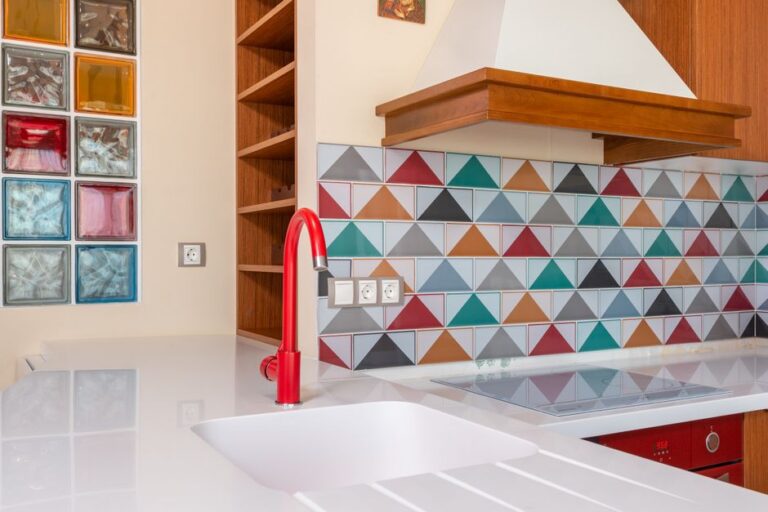 Küchenrückwand erneuern: So wählen Sie Folie, HPL oder Glas Schritt für Schritt