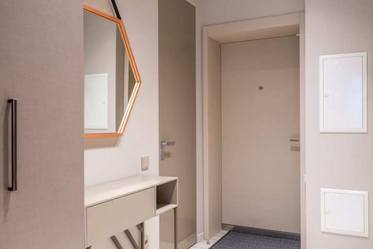 Türzargen renovieren: Lackieren, Folieren oder Austauschen im Vergleich