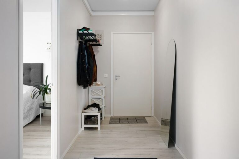 Stauraum unter der Treppe nutzen: So planen Sie Schrank, Auszüge und Regale Schritt für Schritt